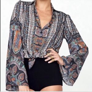 Novella royale bell sleeved button up